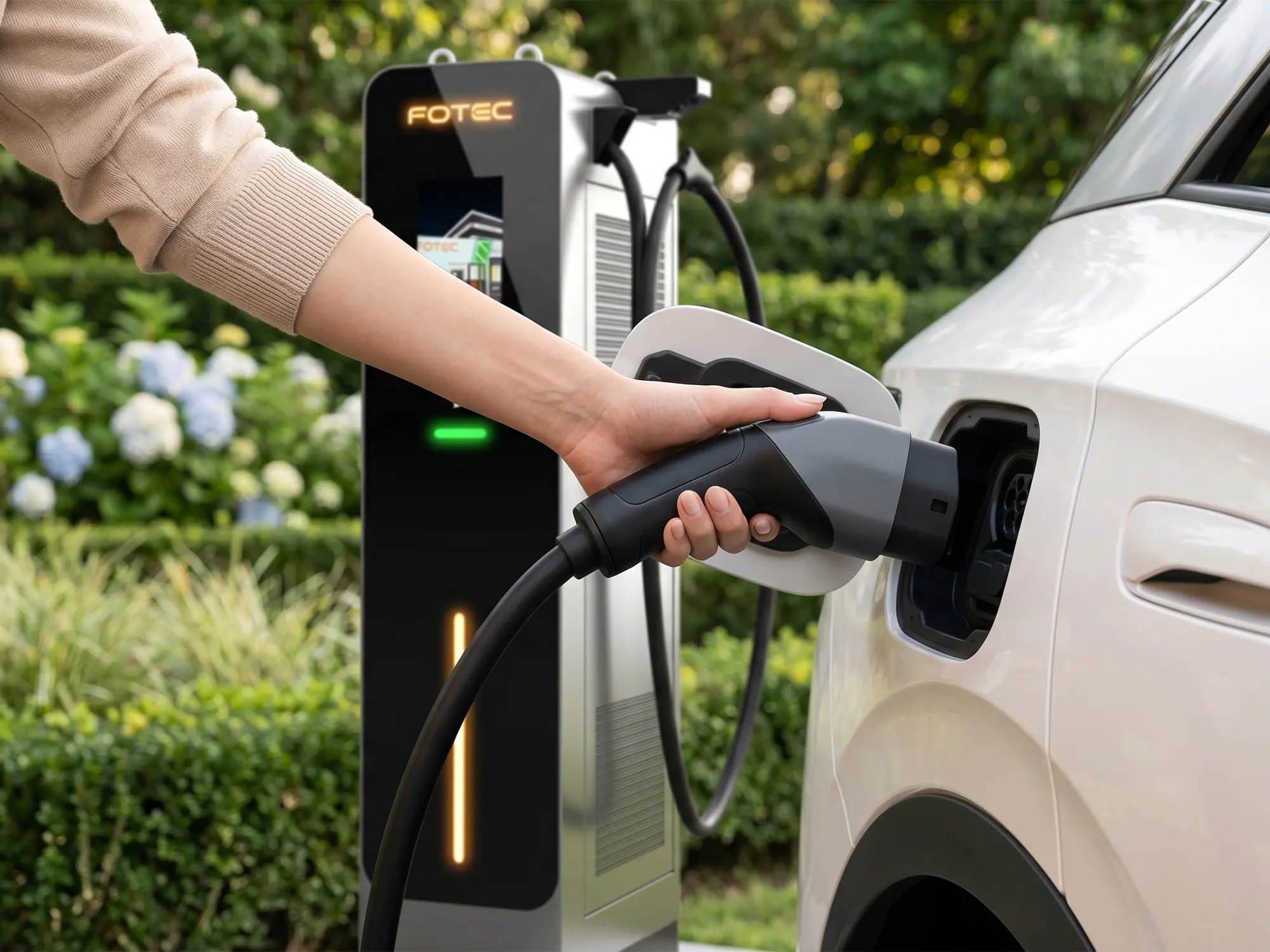 Elektrikli Araç Şarj İstasyonu Nedir, Nasıl Seçilir? Antalya'da modern bir konut otoparkında duvara monte edilmiş Type 2 konnektörlü AC elektrikli araç şarj istasyonu ve şarj kablosu takılı elektrikli araç